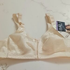 Women's Bali #3372 spa closure wireless bra classic support 36B porcelain NWT